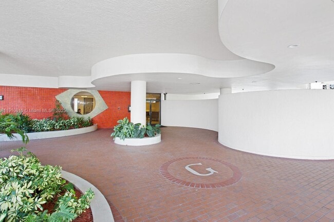 Photo - 1623 Collins Ave Unidad 614