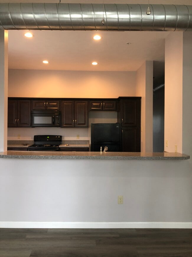 Building Photo - 437 W 6th St Unit 3