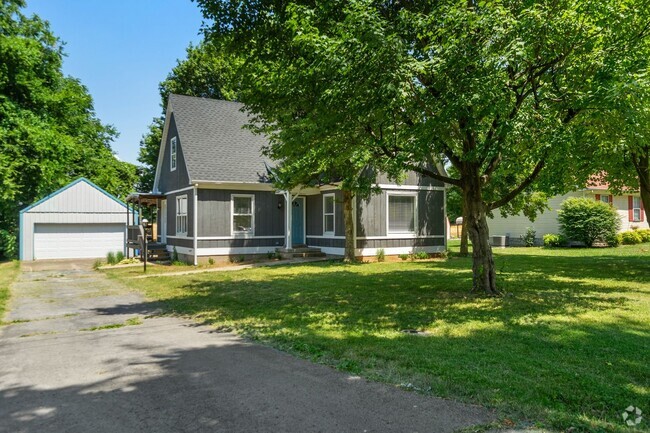 Building Photo - Renovated 3 Bedroom / 2 Bathroom Home Fran...