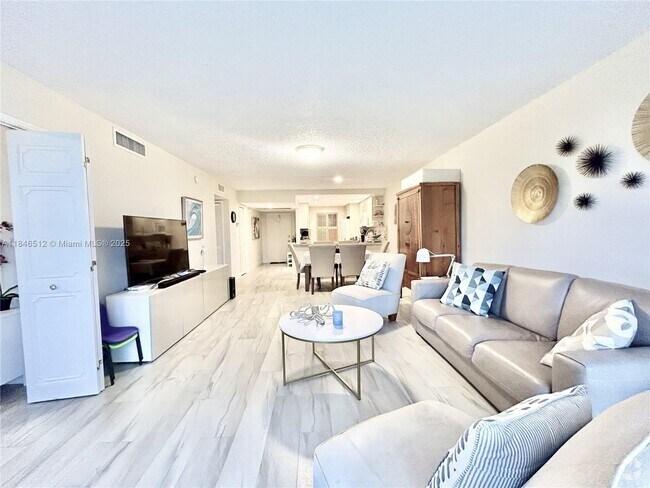 Building Photo - 3800 Oaks Clubhouse Dr Unit 311
