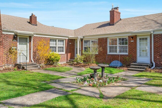 Photo - Beautifully maintained 1-bdrm/1-bath unit in 4-plex. Fireplace, off-street parking, laundry, grea... Unit 1912