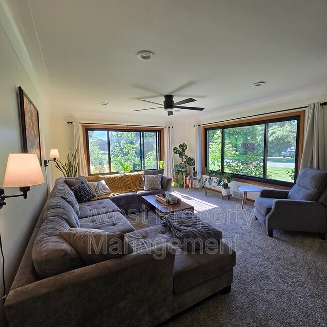 Photo - 4663 Marigold St SE