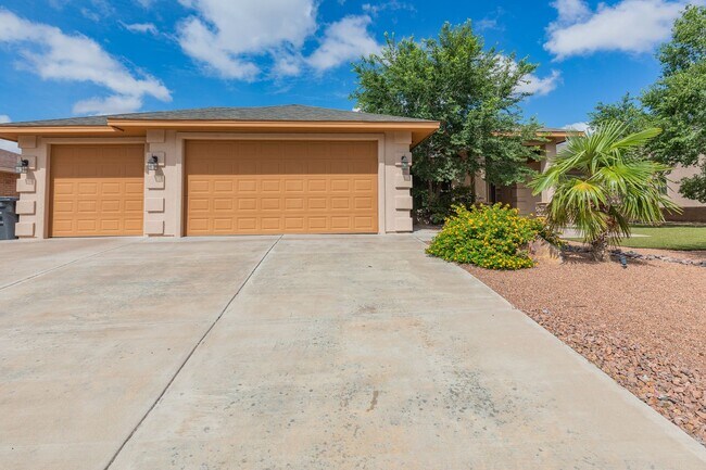 Photo - Beautiful Home in the Golf Course Area