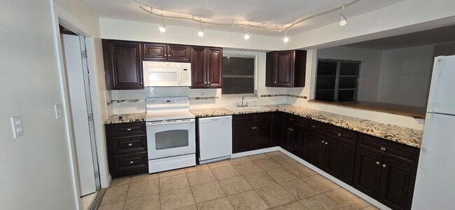 Photo - 239 Annapolis Ln