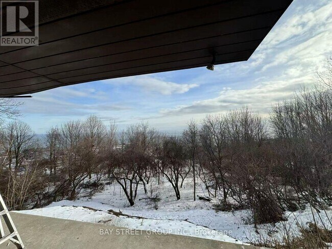 Photo - 11 Redland Crescent W