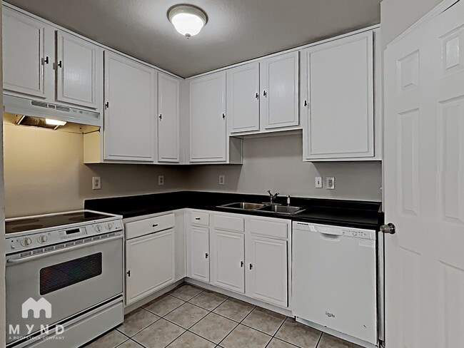 Photo - 314 Queens Ct N