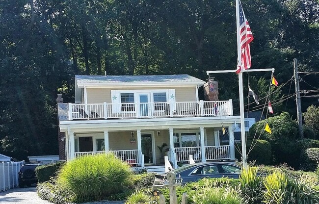 Front of House - 113 Shore Rd Unit #B