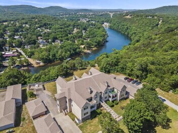 Lake view Condo in the middle of Branson