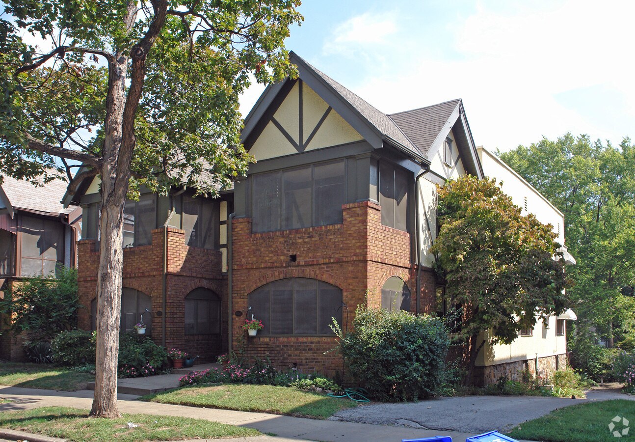 Photo - 5039-5041 Wyandotte St Apartments