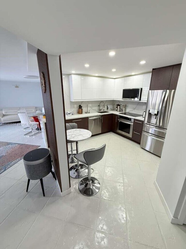 Building Photo - 2750 NE 183rd St Unit 606