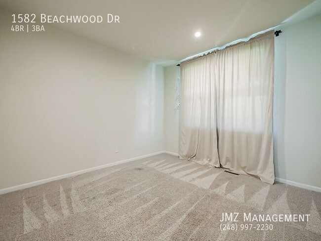 Photo - 1582 Beachwood Dr