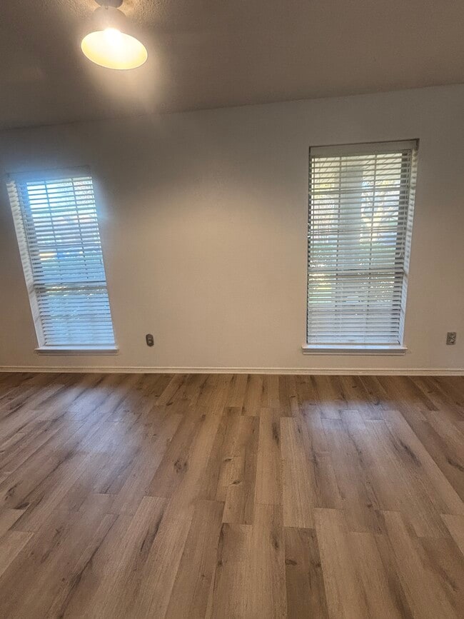 Photo - 310 Meadowlark Ln