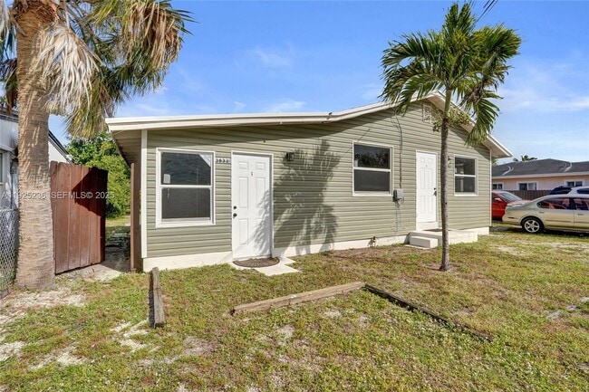 Building Photo - 3633 SW 12th Ct Unit 3