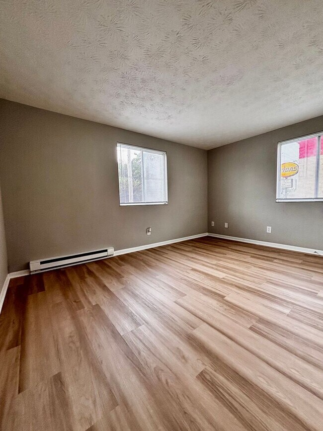 Photo - A Fresh Start: Renovated 2-Bedroom in Serene Englewood with Washer/Dryer Hookups! Unidad 521 Apt 6