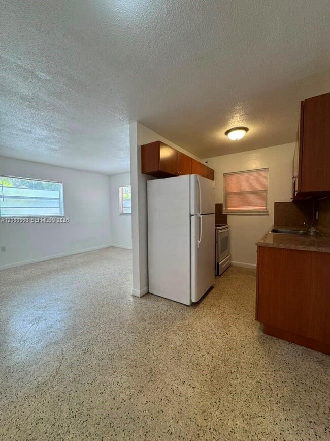 Photo - 735 W 15th St Unidad 4