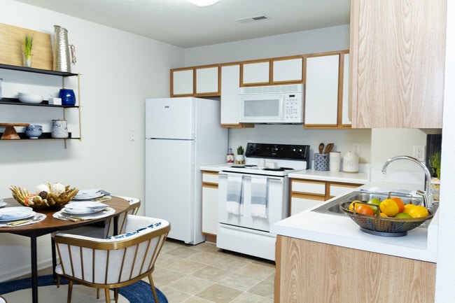 2BR, 2BA - 1,035SF - Kitchen