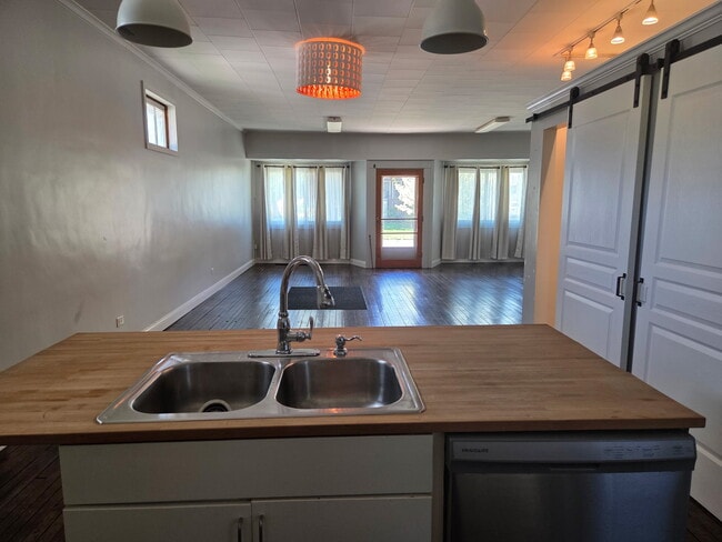 Photo - 1299 Stuart St