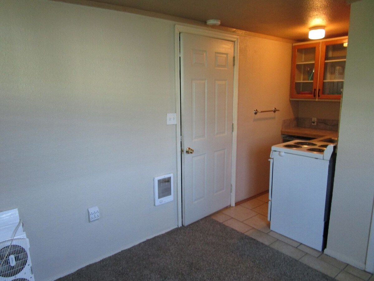 Photo - Studio in Heart of Prineville - Available ...