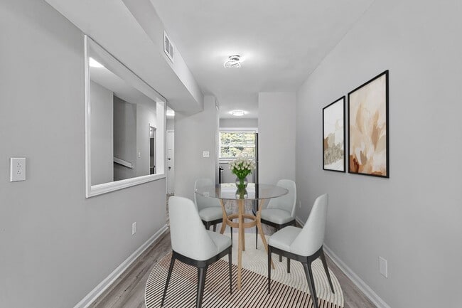 Photo - Beautifully Renovated Townhouse Near Downt...