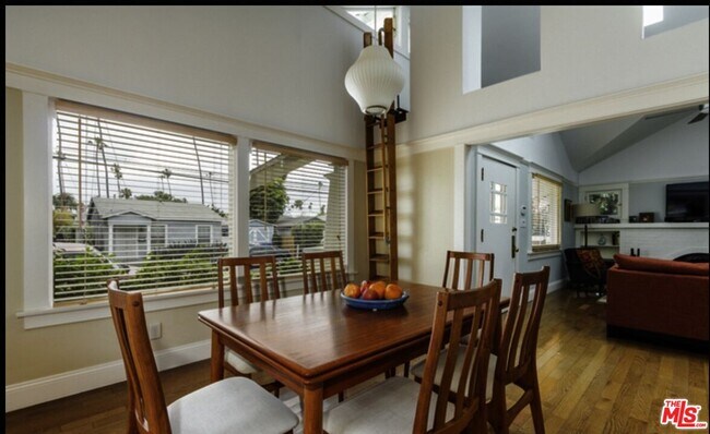 Photo - 652 Woodlawn Ave