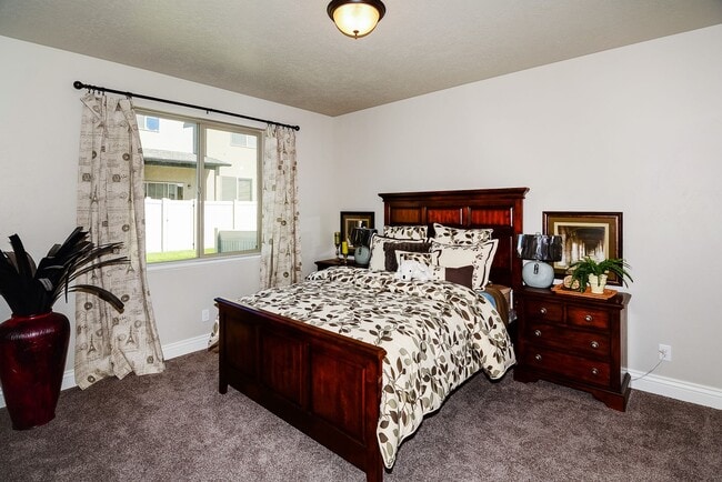 Photo - Luxury 5 Bedroom 3 Bath with Upscale Ameni...