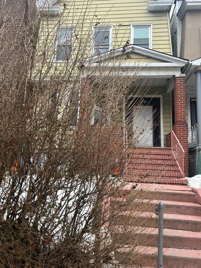 Building Photo - 72 Fairview Ave Unit 1