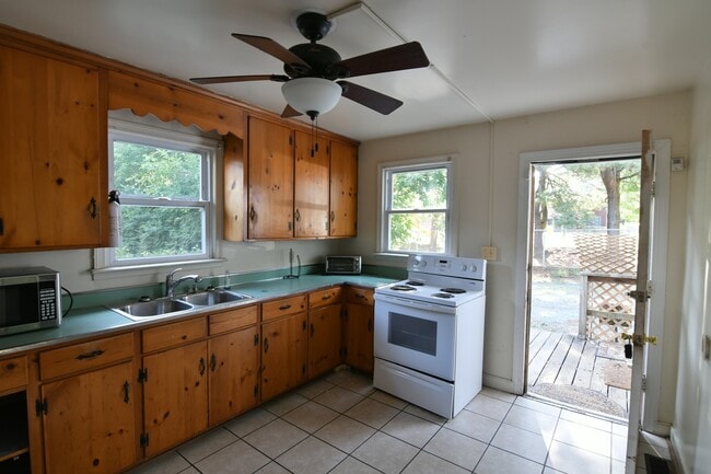 Building Photo - 2026-2027 School Year Available / 6 BR, 3... Rental