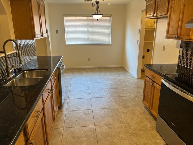 Cocina con zona de comedor - 11013 N Brauer Ave