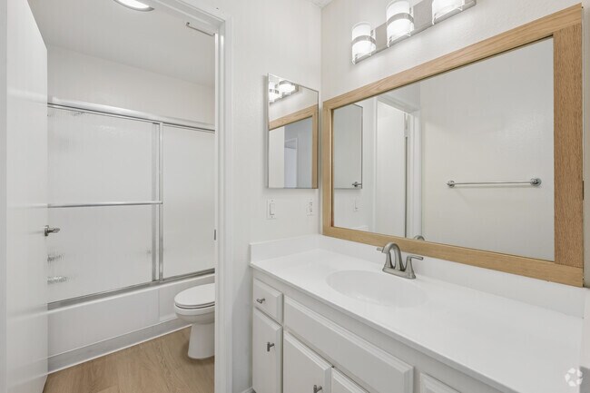 2BR, 1BA - 860SF - Bathroom