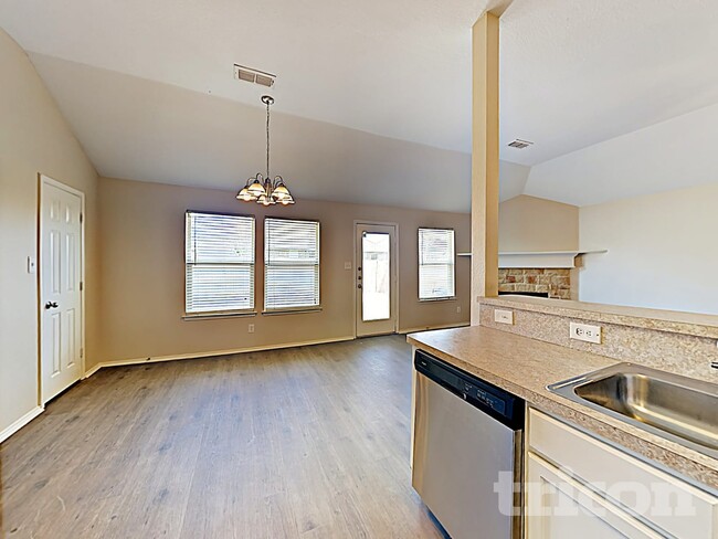 Photo - 1584 Sandhurst Dr