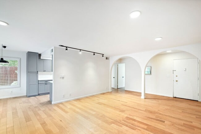 Building Photo - 2624 State St Unit Apt 1