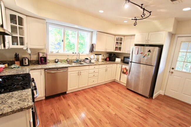 Building Photo - 15 Taylor St Unit 1