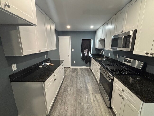 Building Photo - 2 Bedrooms plus den with 3.5 Bathrooms