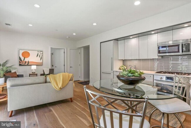 Photo - 129 W St NW Unidad 204