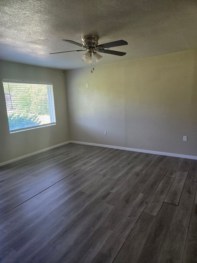 Photo - 109 W Robin Ln