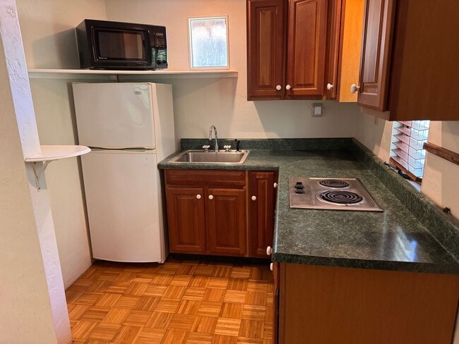 Photo - Charming 2 Bed, 1 Bath Carriage House with Garage in Historic Golfview