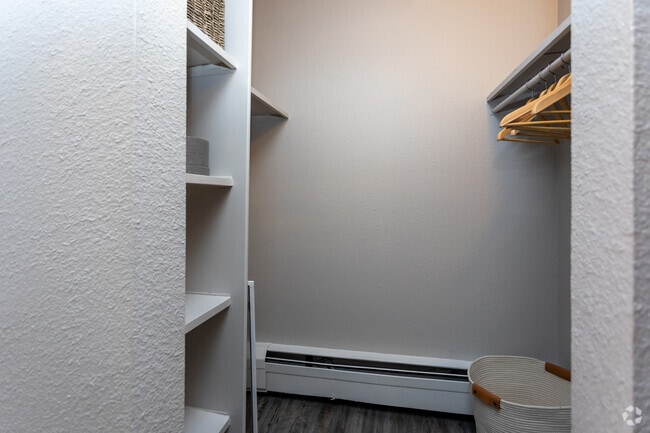 1BR, 1BA - 617SF