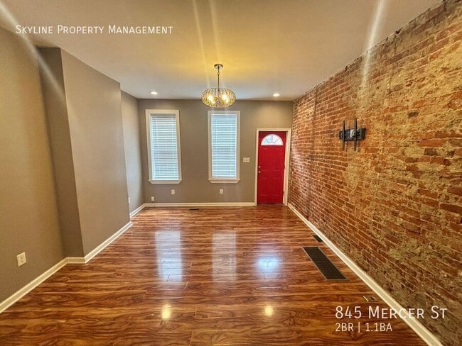 Photo - 845 Mercer St