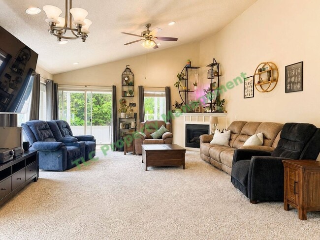 Photo - 942 Salamander Rd SE