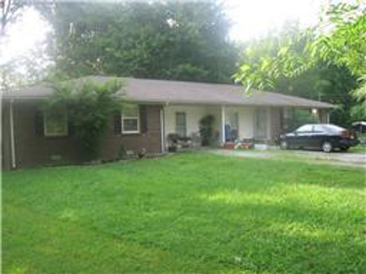 3 Bd/1 BA with fenced yard. - 3 Bd/1 BA with fenced yard. House