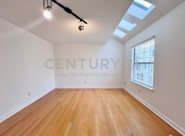 Photo - Beautiful 1/1.5 Condo in Dallas For Rent! Unit 217
