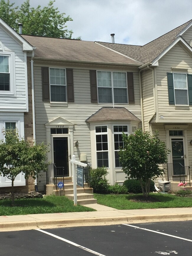 Building Photo - Walden Golf Course - Crofton Townhome - Av...