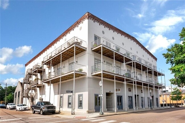Building Photo - DOWNTOWN LIVING AT ITS FINEST!