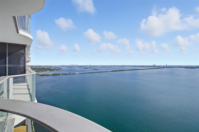 Photo - 700 NE 24th St Unidad 3804