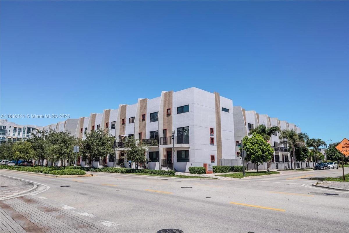 Photo - 113 NE 6th St Townhome