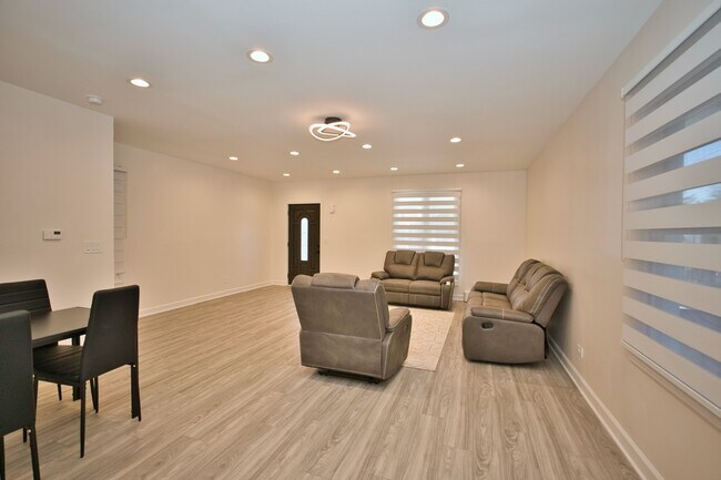 Photo - 4616 N Kostner Ave