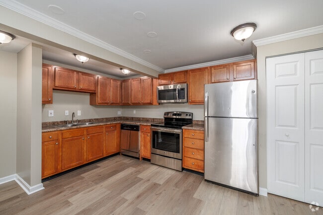 1BR, 1BA - 750SF - Kitchen - Clarendon Heights