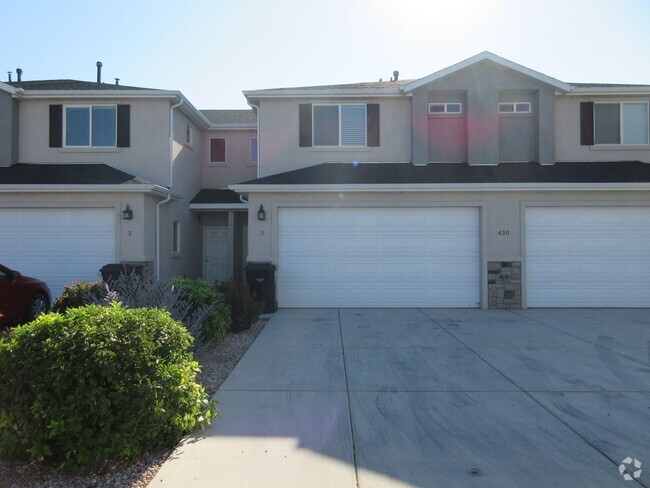 Building Photo - 3 bed 2.5 bath - Newer townhome in the hea...