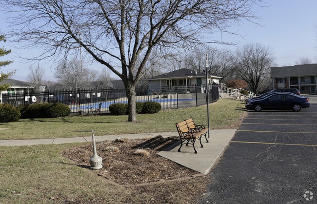 Pool - Forest Park Apartments