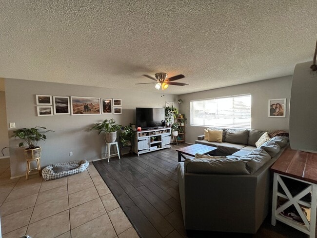 Photo - 4 BEDROOM HOME CLOSE TO SCHOOLS!